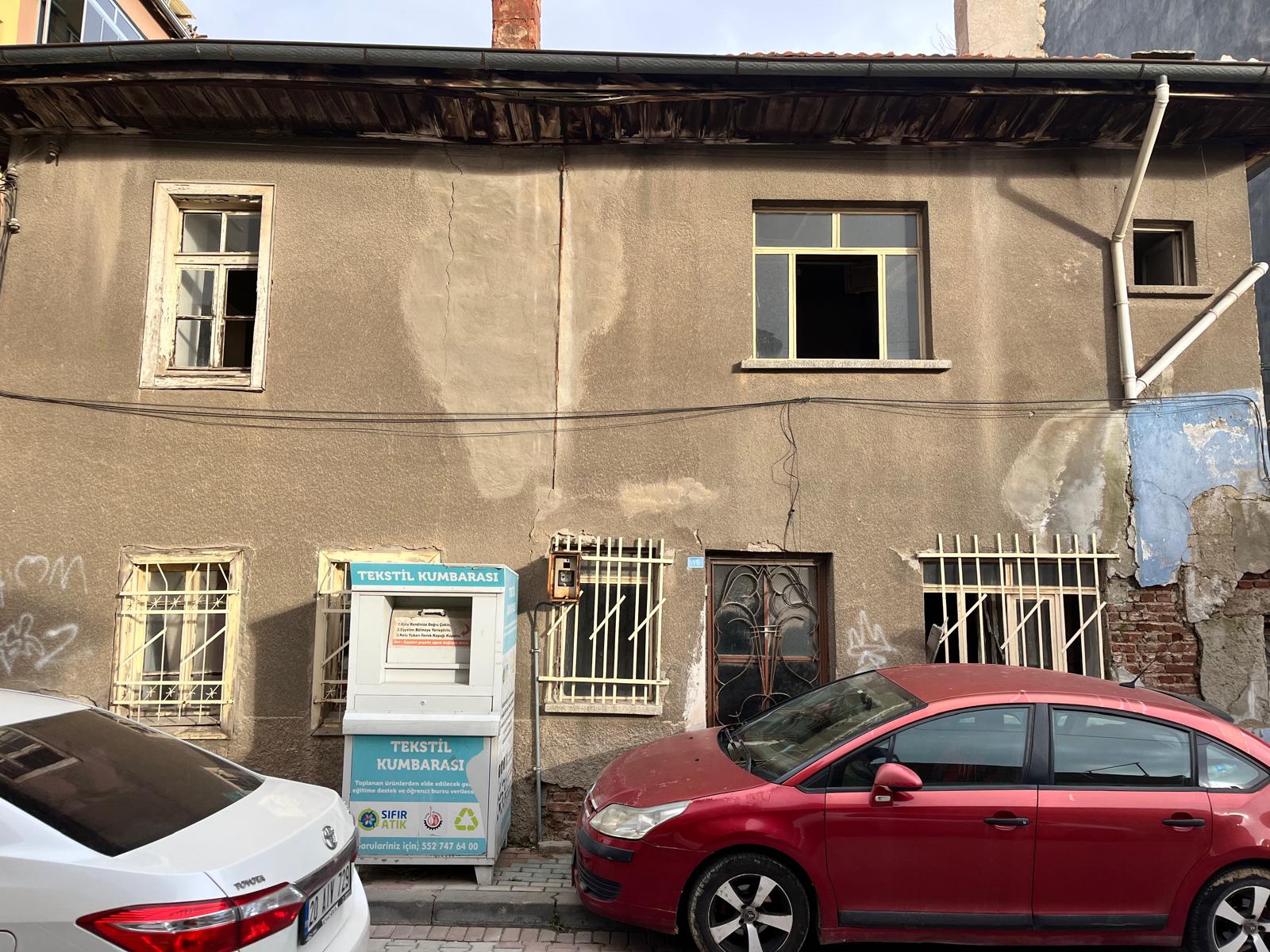 UŞAK MERKEZ ÜNALAN MAH SATILIK MÜSTAKİL EV (KÖŞE PARSEL) ARSA OLARAK DEĞERLENDİRİLMESİ