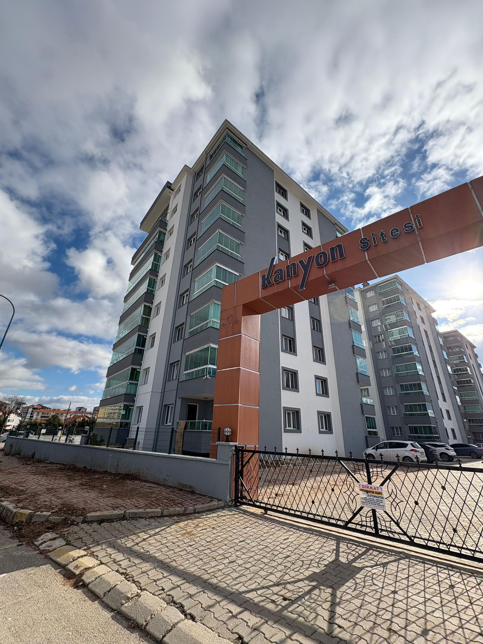 FATİH MAHALLESİNDE YAVUZ SULTAN SELİM CADDESİ ÜZERİNDE 4+1 196 M. LÜX DAİRE