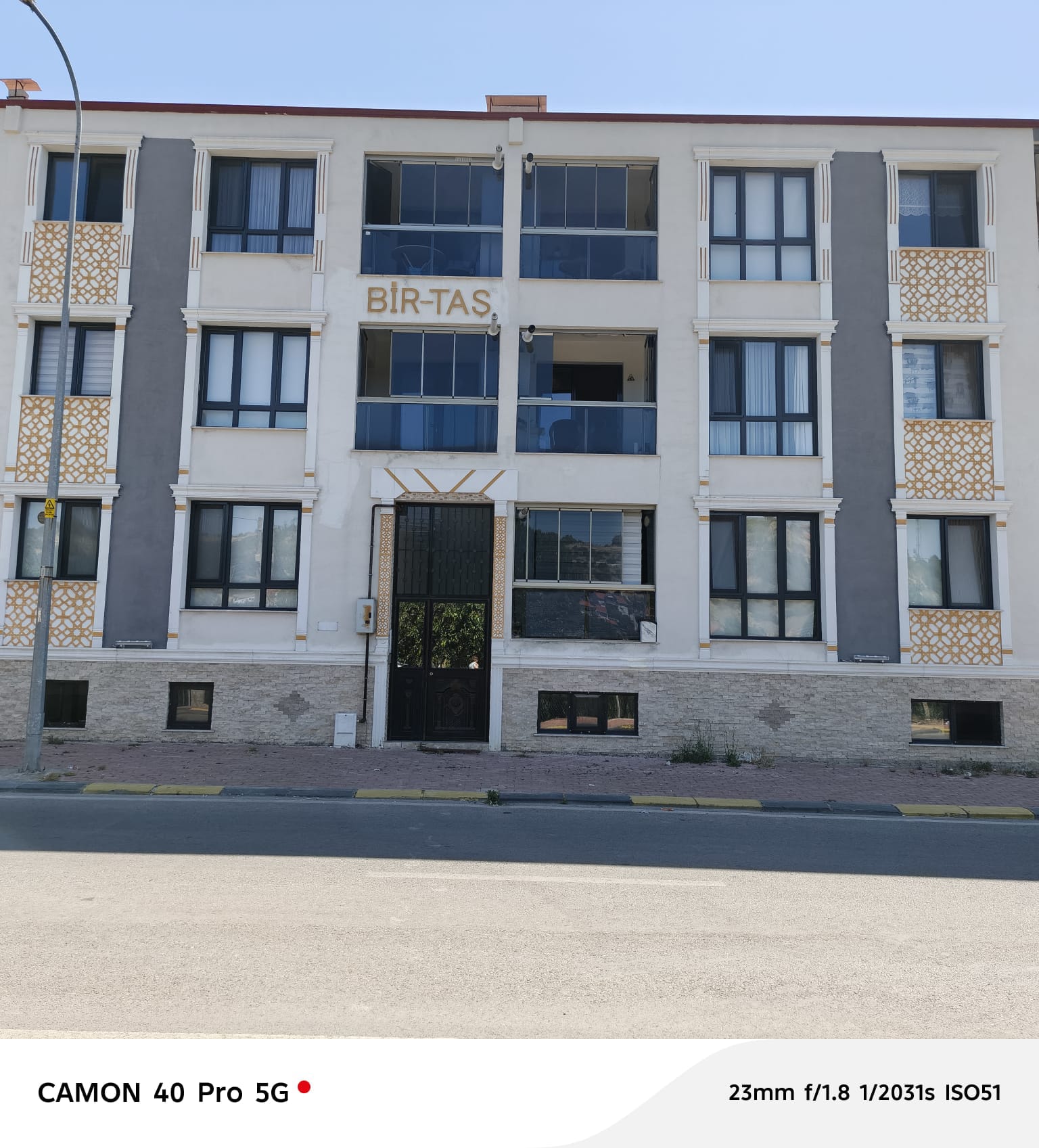 AYBEY MAHALLESİFERİDUN ALABAŞ CADDESİ ÜZERİNDE SATILIK 2+1 125 M DAİRE