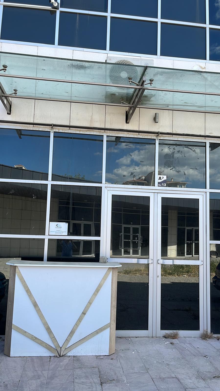UŞAK MERKEZ SARAYALTI MAH. MERKEZ TOKİ DE 50m. SATILIK DÜKKAN NOTERE YAKIN