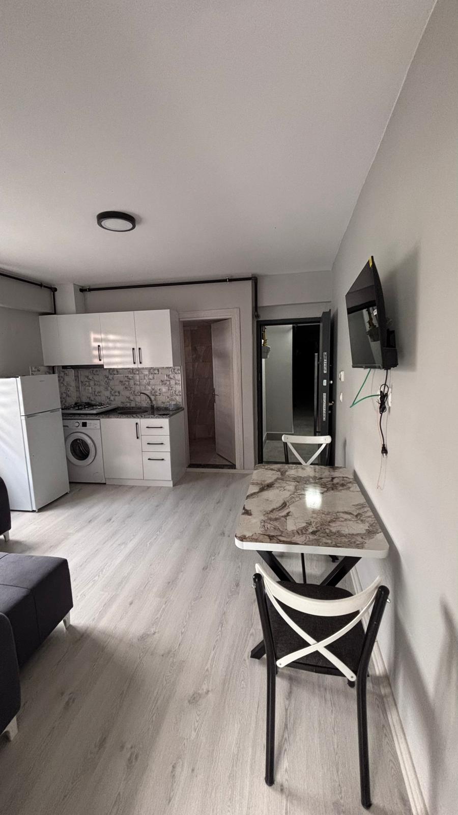 ÜNALAN MAHELLESİ KÜÇÜK ÇARŞIDA 1+1 SATILIK APART