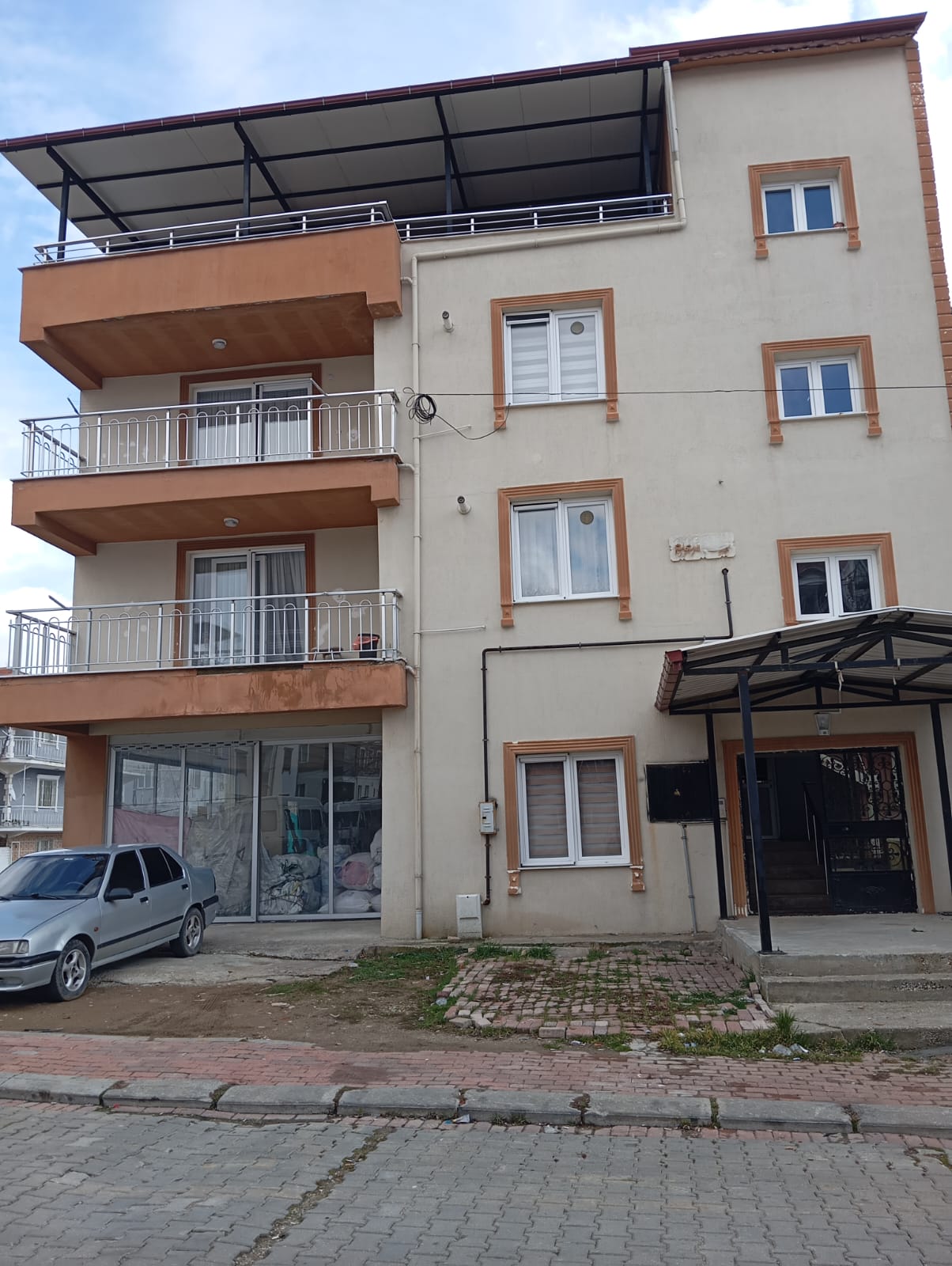 UŞAK MERKEZ MEHMET AKİF ERSOY MAH. 3 KATLI MÜSTAKİL EV (dükkan + 2 kat mustakil ev )