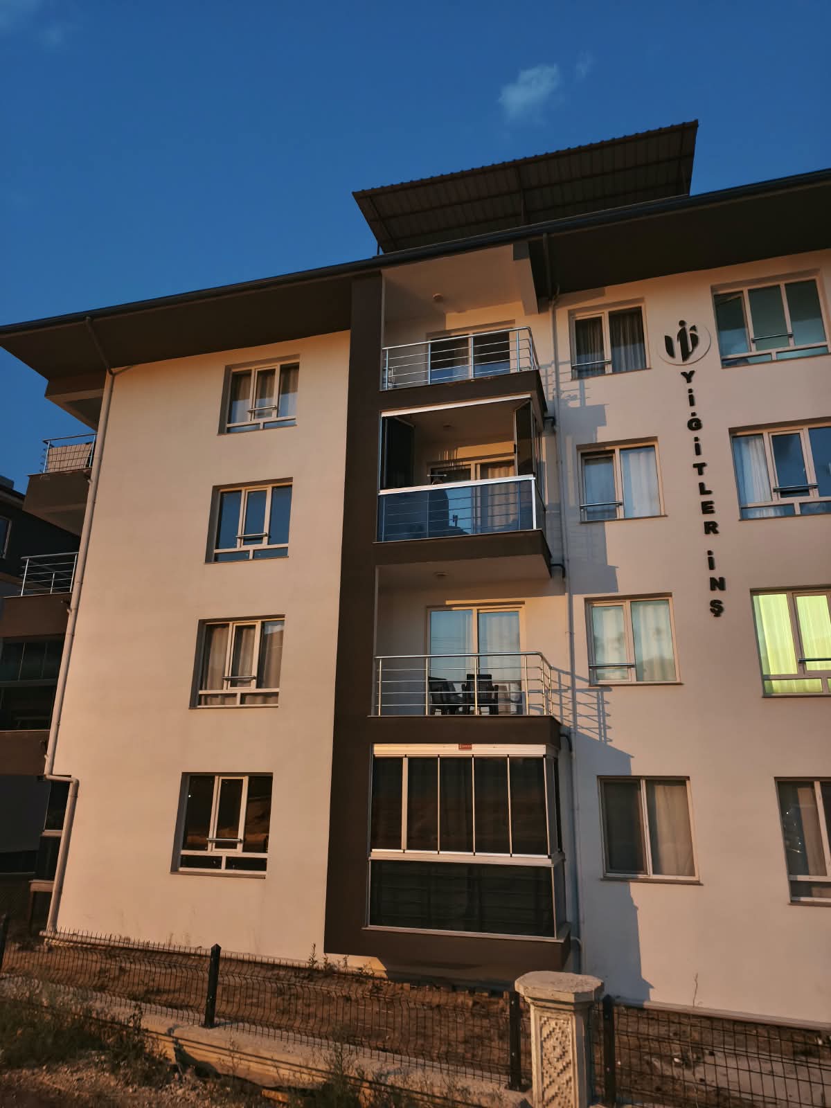 UŞAK MERKZ ATATÜRK MAH. 135m. 3+1 ARA KAT SIFIR SATILIK DAİRE
